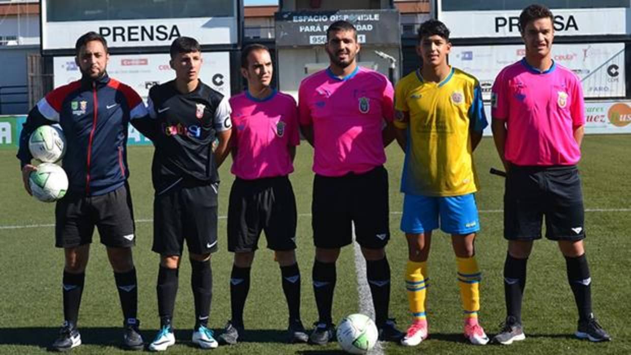 El colegiado Arrebola Alonso con sus asistentes y el cuarto árbitro