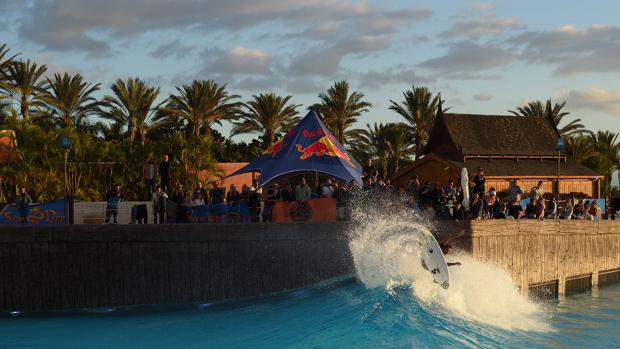 Surf a la luz de la luna para despedir a los mejores surfers de Europa