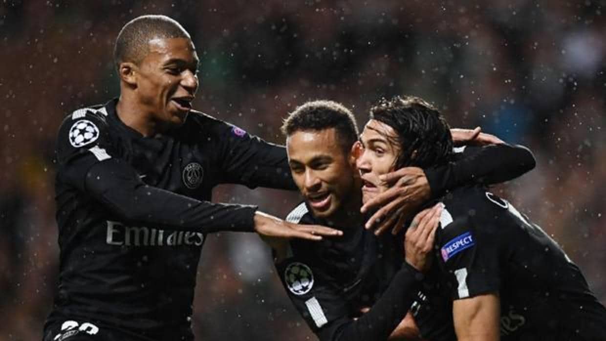 Neymar, Cavani y Mbappé celebran un gol con el PSG