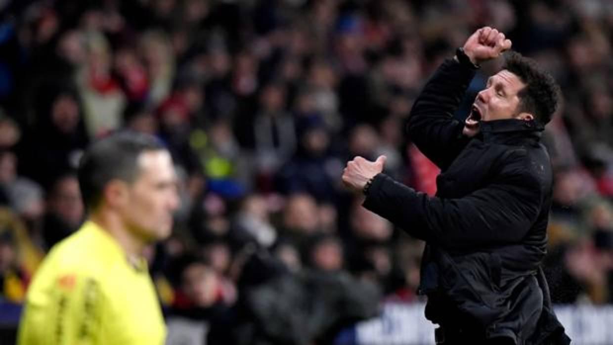 Simeone durante una acción en el partdio frente al Valencia