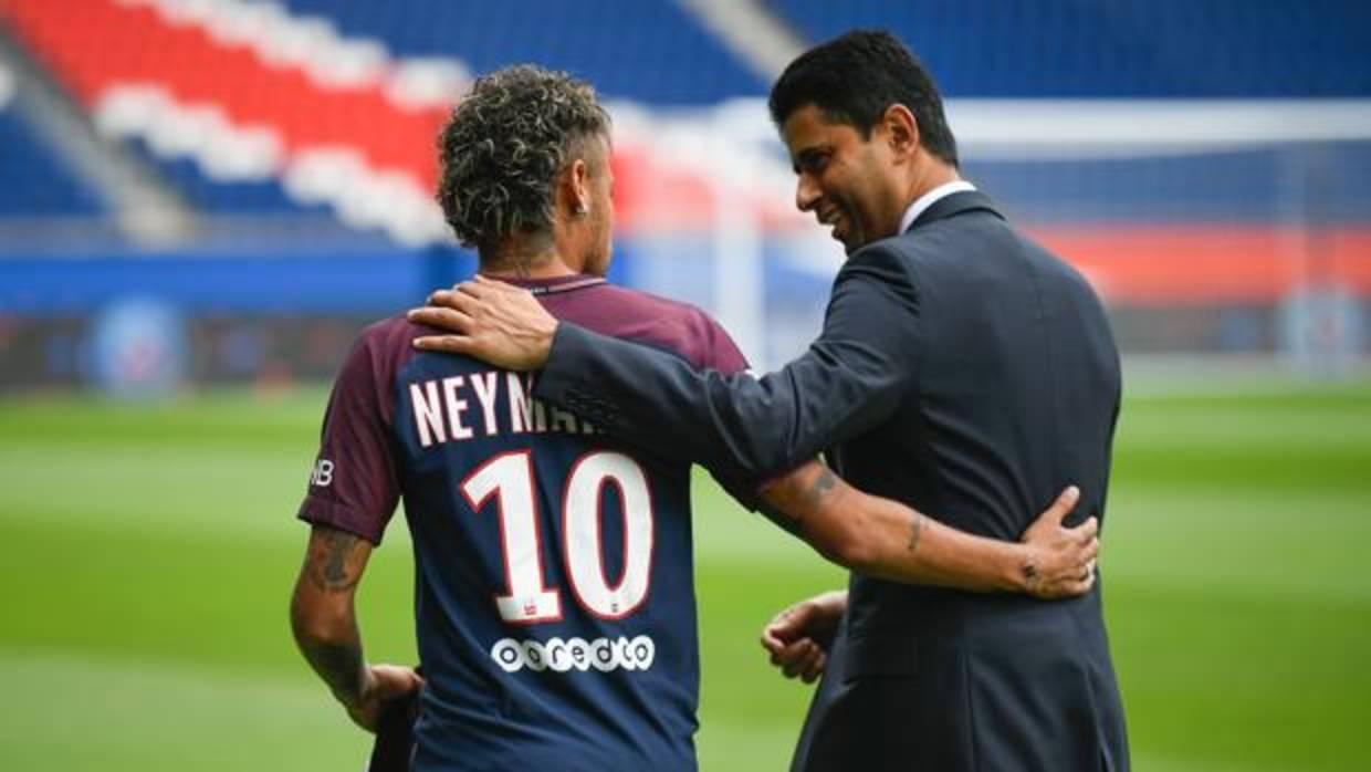 Neymar y Al Khelaifi durante la presentación del brasileño