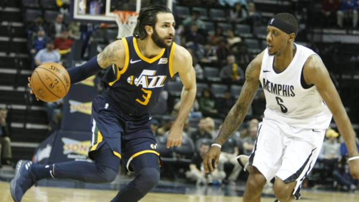 Mario Chalmers, de los Grizzlies, disputa el balón con Ricky Rubio