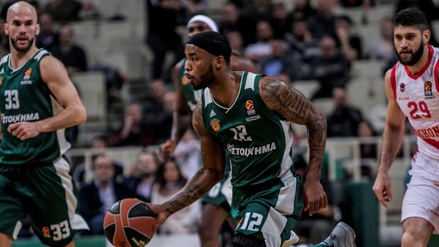 El poderío físico del Panathinaikos saca de la pista al Baskonia