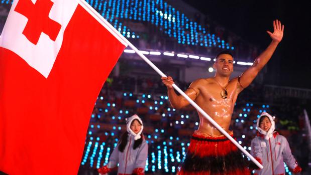 El abanderado de Tonga también luce torso en invierno