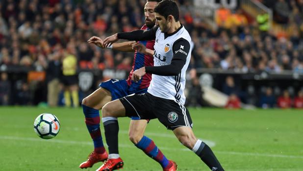 El Valencia gana con dos errores arbitrales