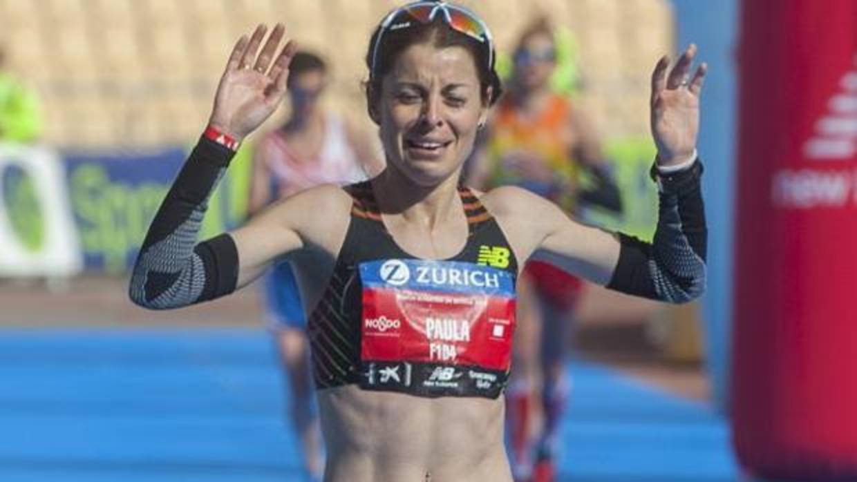 Paula González cruzando la meta como ganadora de la Zurich Maratón de Sevilla 2016