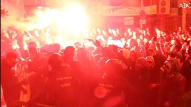 La provocativa llegada de los ultras del PSG al Bernabéu