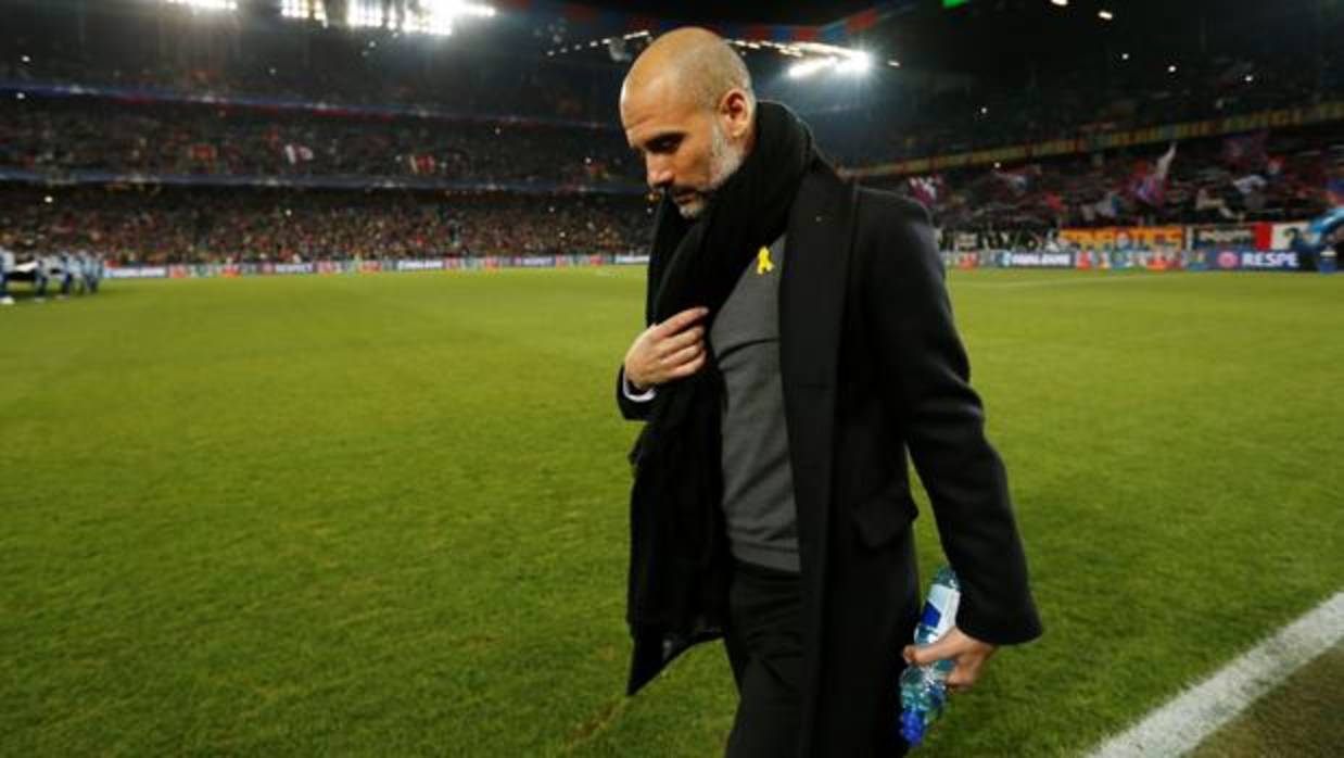 Guardiola, con su lazo amarillo en Basilea