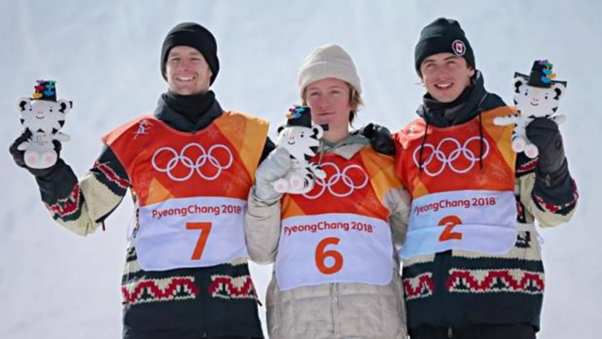 Red Gerard (centro) compitió en la modalidad de «slopestyle»