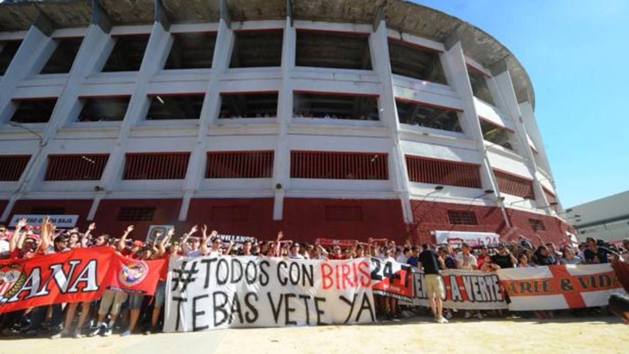 Manifestación de protesta de los 'Biris 'contra el presidente de la LFP