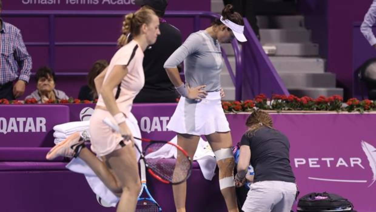 Kvitova calienta mientras Muguruza es atendida por la médico en la final de Doha