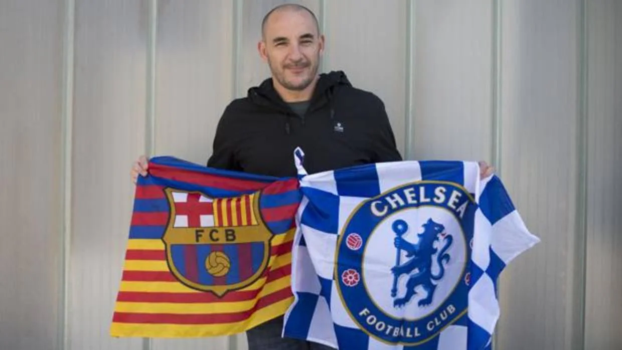 Albert Ferrer posa con la bandera del Barcelona y del Chelsea