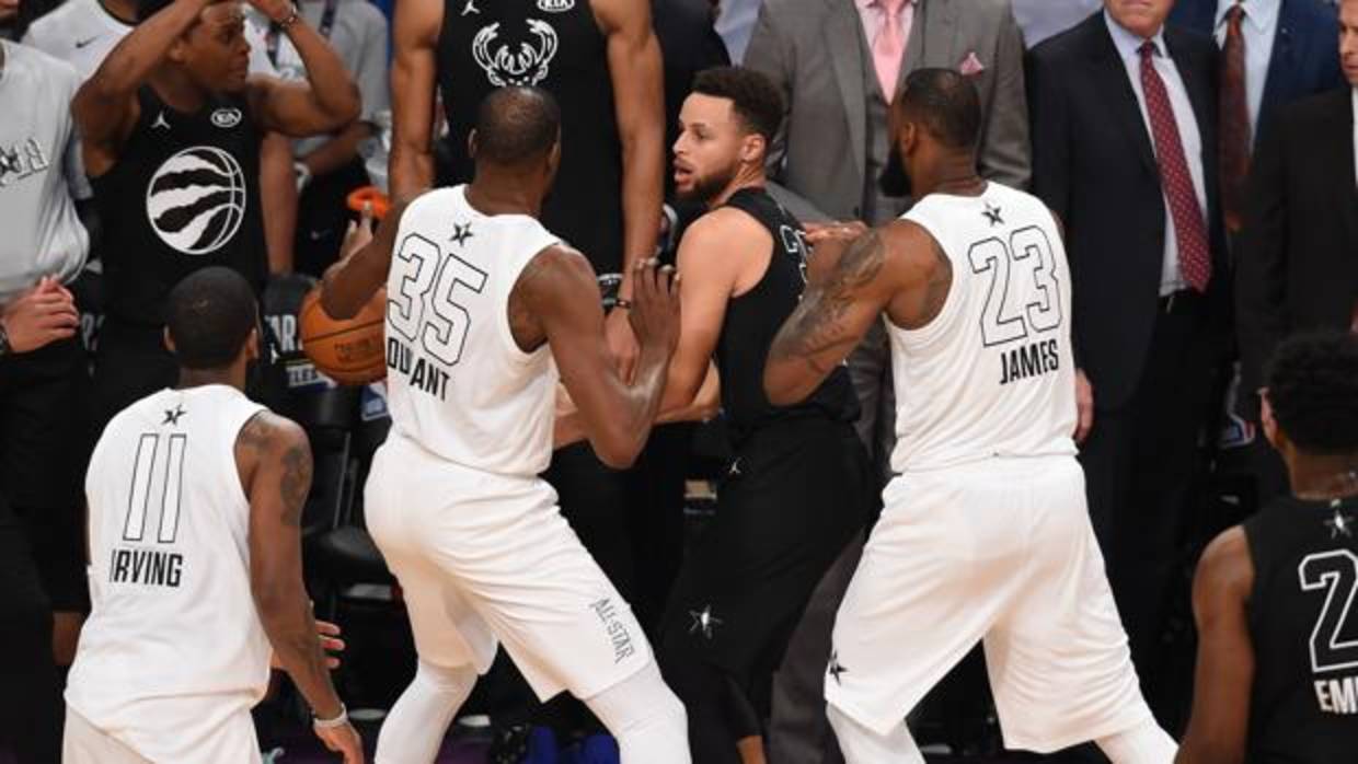 Curry, defendido por Durant y Lebron en la última jugada del partido