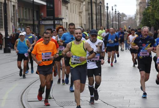 Paso de corredores por la Avenida de la Constitución