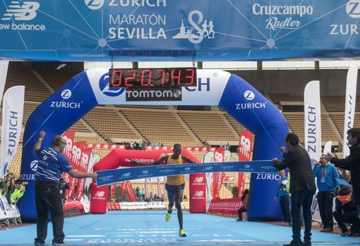 Tiempo del ganador masculino de la Zurich Maratón de Sevilla 2017