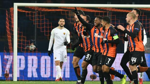 El Shakhtar remonta a la Roma a ritmo de samba