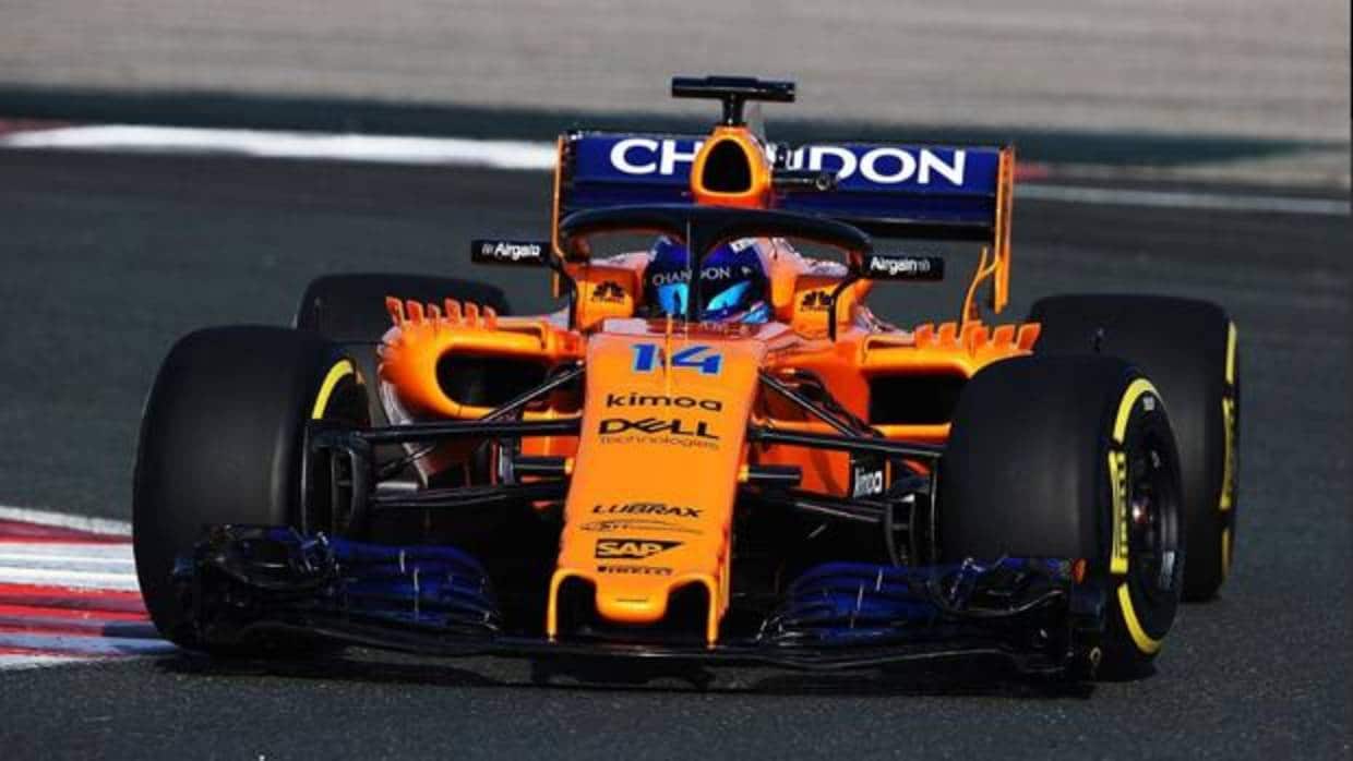 Fernando Alonso pilotando el nuevo McLaren