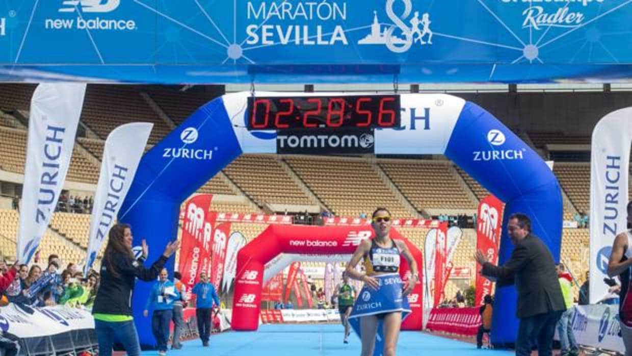 La cántabra proclamÁndose campeona de la Maratón de Sevilla