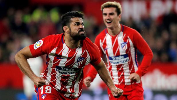 El Atlético alimenta el sueño de la Liga goleando al Sevilla