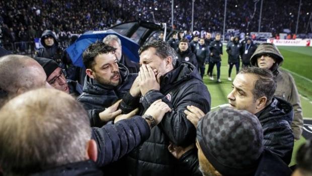 Un objeto impacta en la cara de Óscar García antes del PAOK-Olympiacos