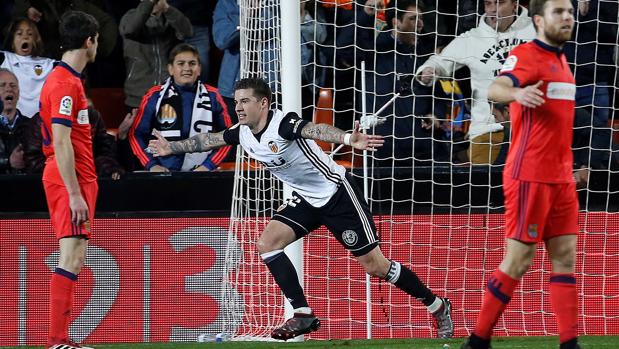 Un Valencia discreto gana a una Real que mereció más