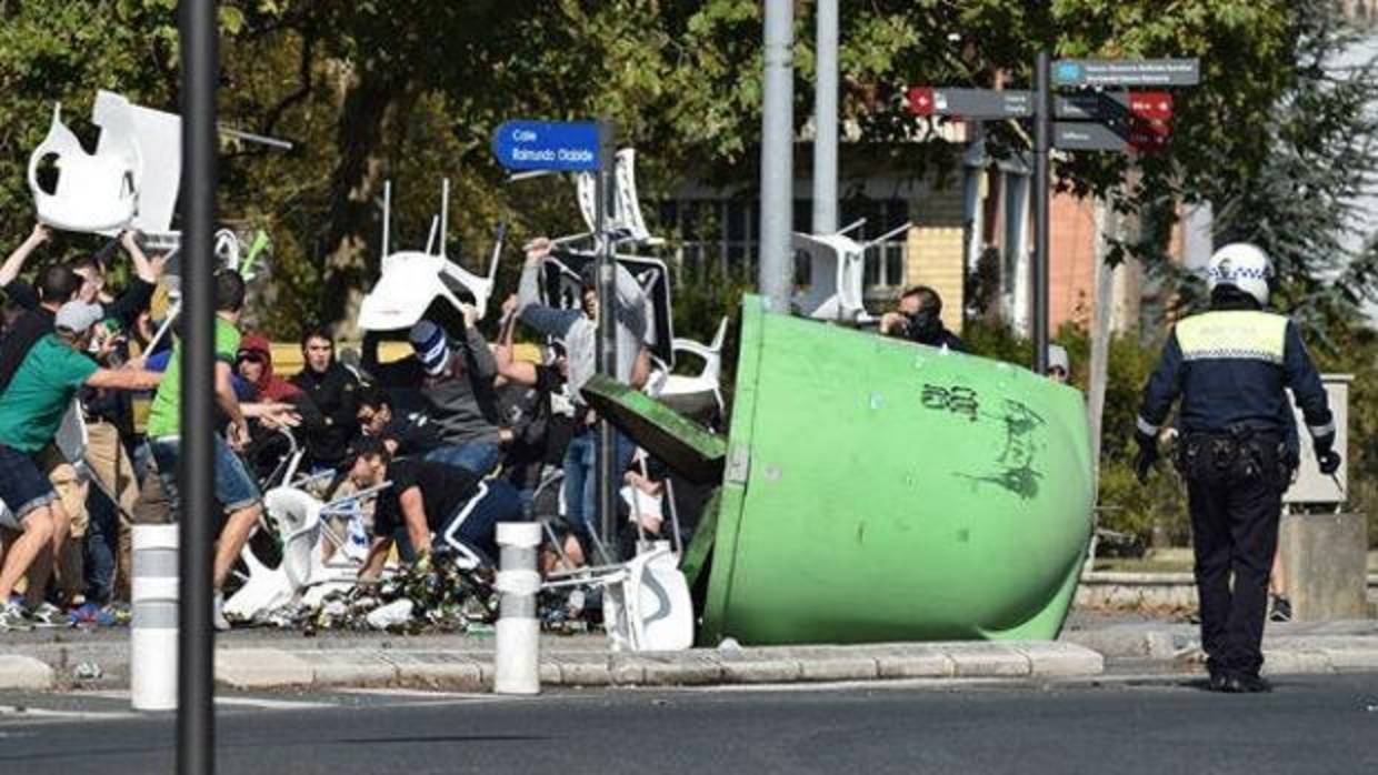 Pelea en las calles de Vitoria, en octubre de 2017, entre ultras del Alavés y del Racing de Santander