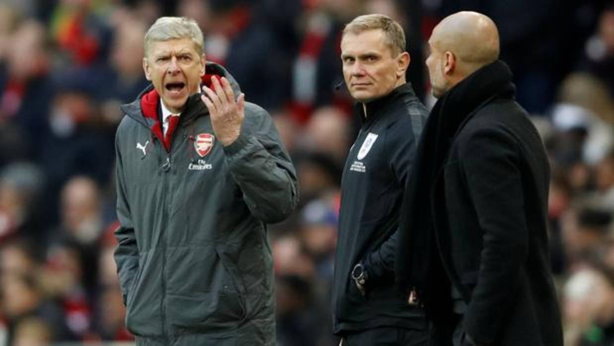 Wenger se dirige a gritos a Guardiola