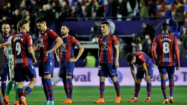 Un Betis superior agudiza la crisis del Levante