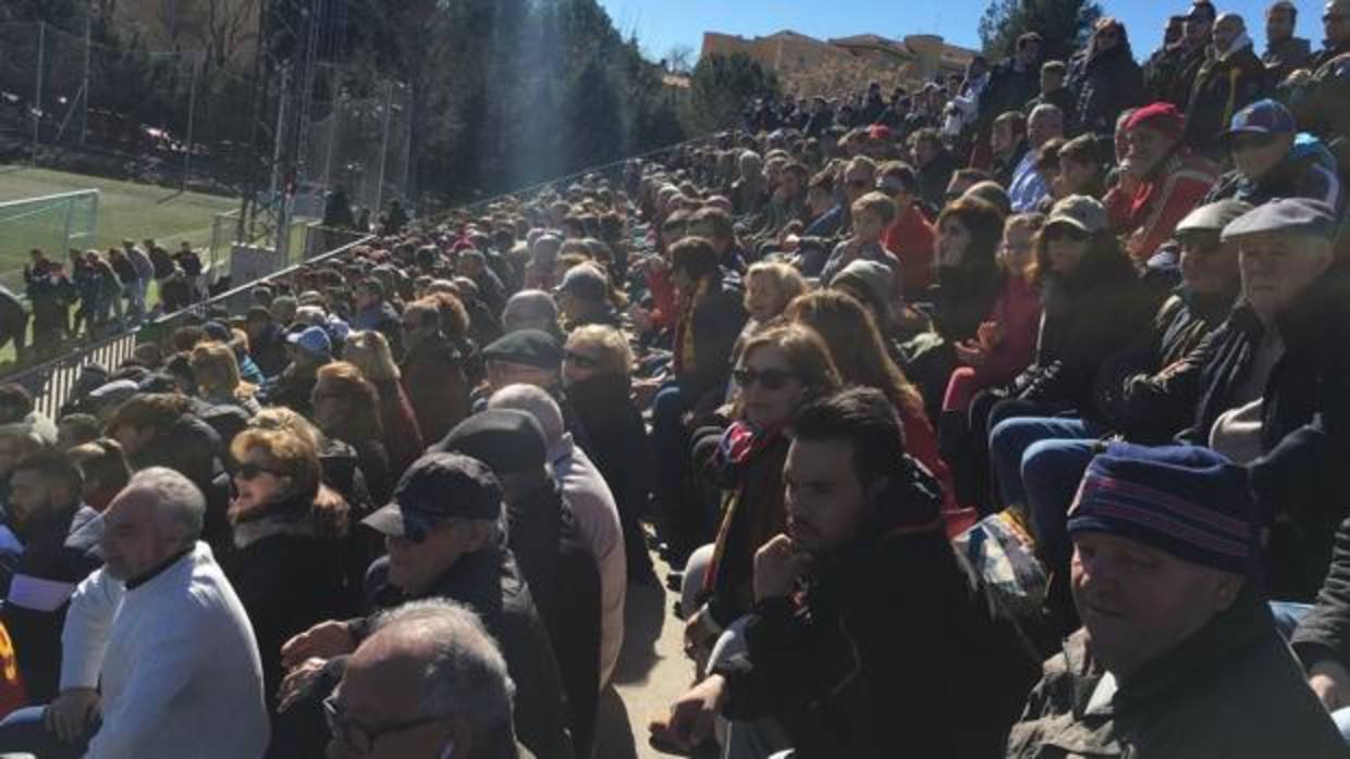 Aficionados del Adarve en el Polideportivo Vicente del Bosque