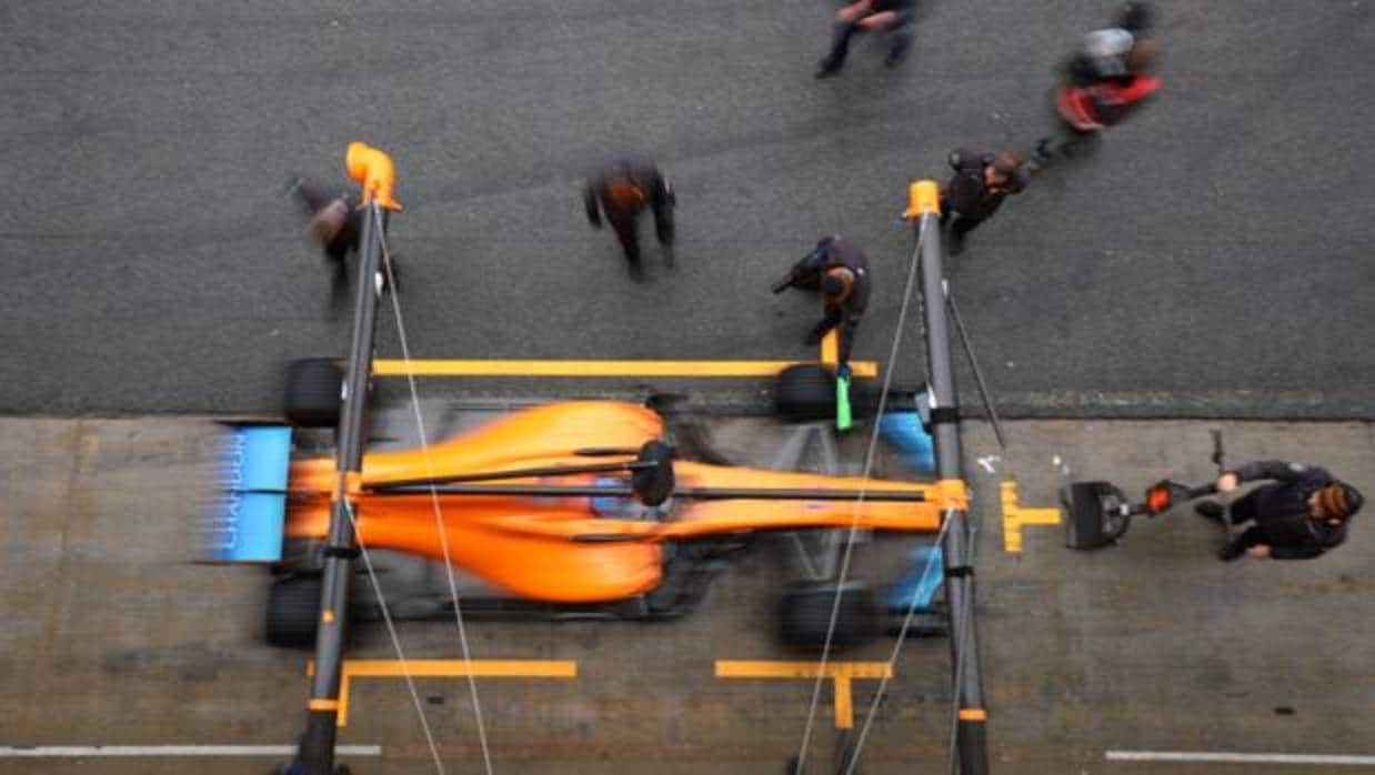 El coche de Fernando Alonso, en boxes