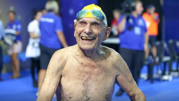 Un nadador de 99 años bate el récord del mundo de los 50 metros libres (dentro de su franja de edad)