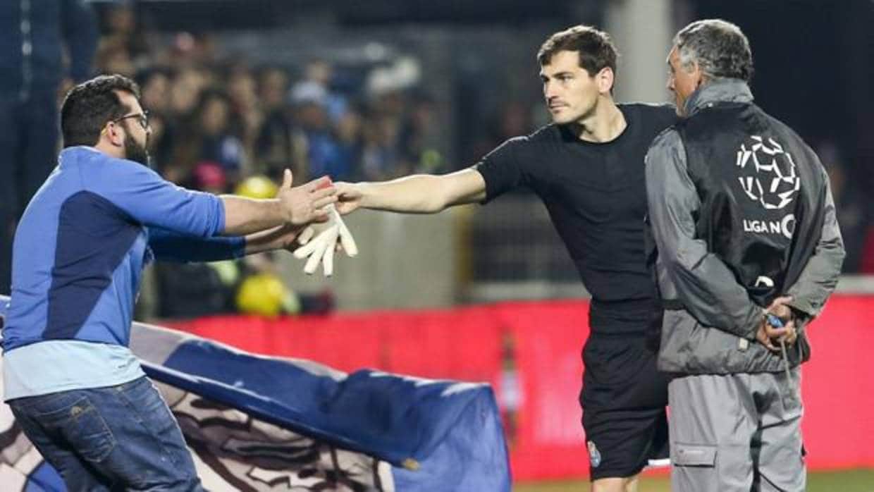 Casillas regala sus guantes a un aficionado tras el Oporto-Sporting