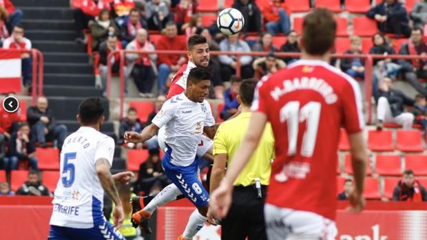 Un doblete de Juan Villar da la victoria al Tenerife