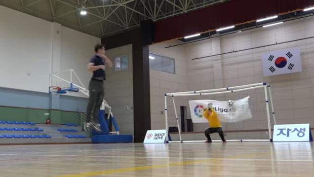 Las increíbles piruetas futbolísticas de Javier Fernández