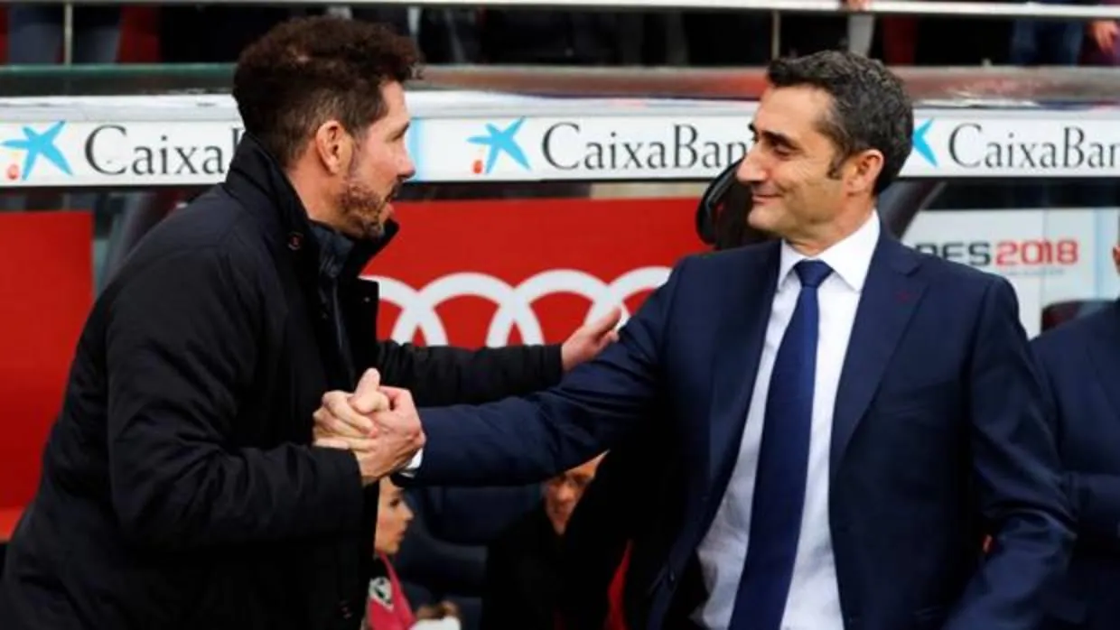 Simeone y Valverde se saludan antes del inicio del pàrtido