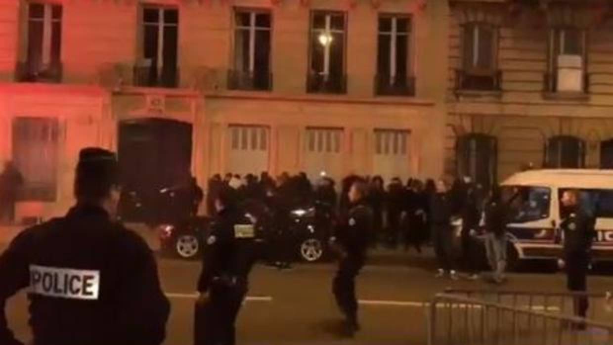 Dos detenidos en los altercados frente al hotel del Real Madrid