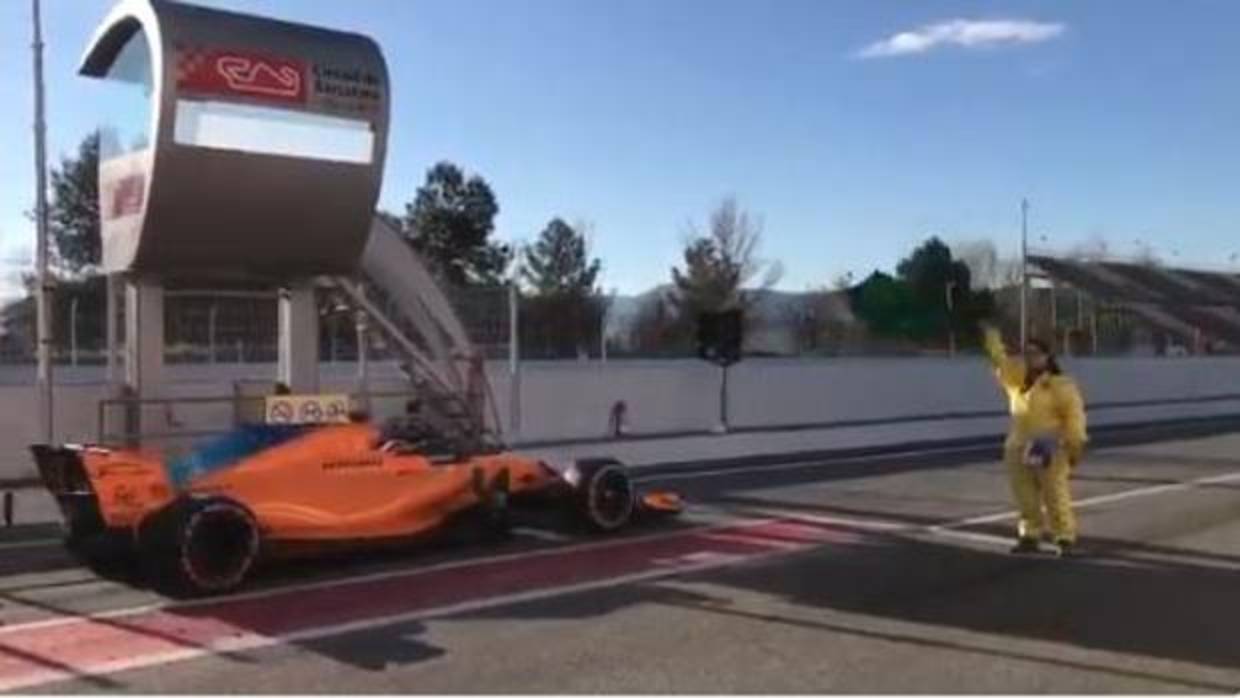 Miembros de McLaren empujan el MCL33 de Vandoorne en la recta de Montmeló