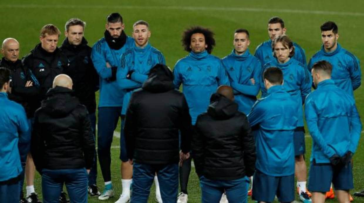 Los jugadores del Real Madrid en el entrenamiento de este lunes en París