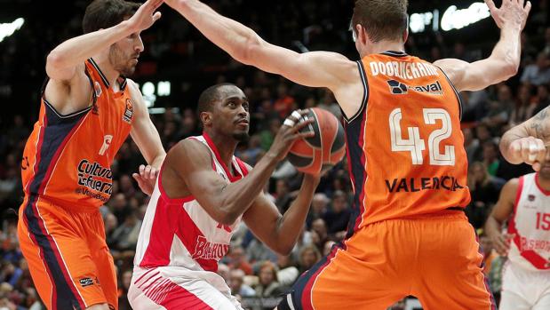 El Baskonia gana al Valencia Basket y mira de frenta a los playoffs