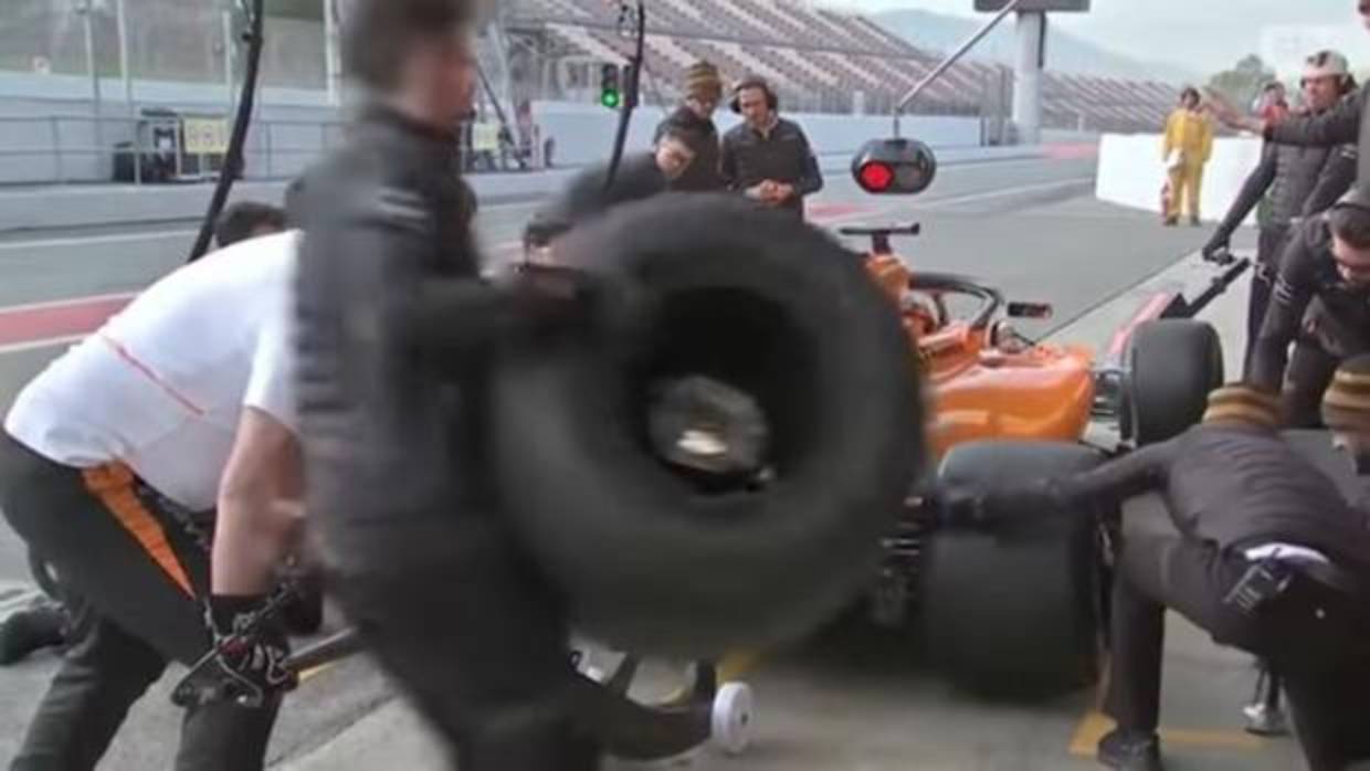 La desastrosa parada en boxes del McLaren en Montmeló