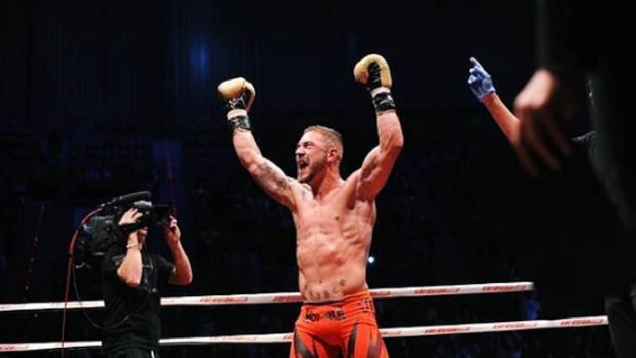 El luchador canario Jonay Risco celebra una victoria