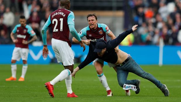 Hooligans del West Ham provocan graves incidentes en el duelo ante el Burnley