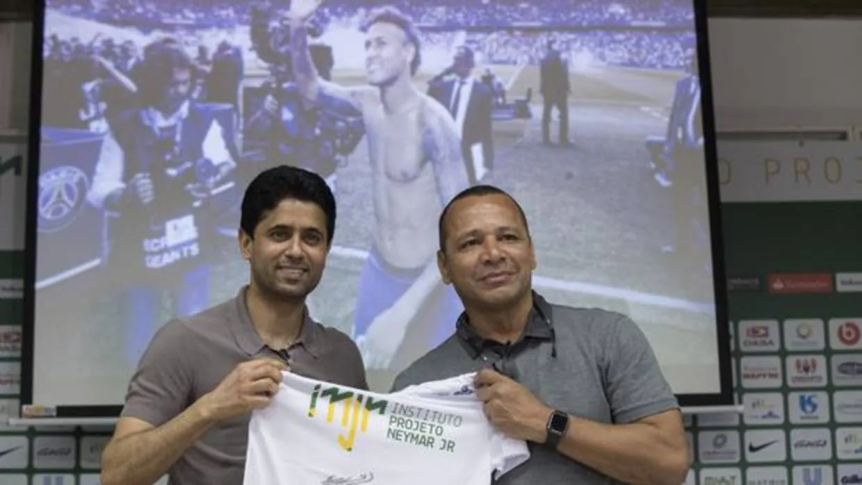 Nasser Al Khelaifi y el padre de Neymar, en Sao Paulo