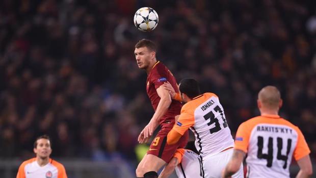 Dzeko mete a la Roma en cuartos