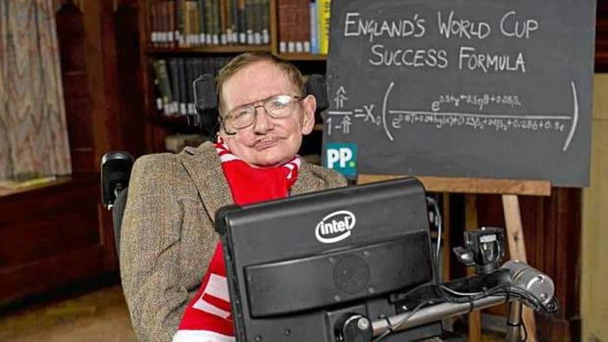 Stephen Hawking posa con la bufanda de Inglaterra durante una entrevista