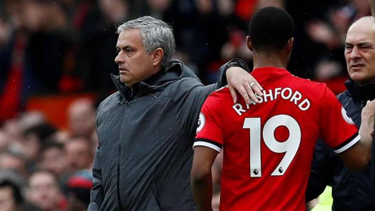 José Mourinho y Marcus Rashford durante un partido de la Premier League