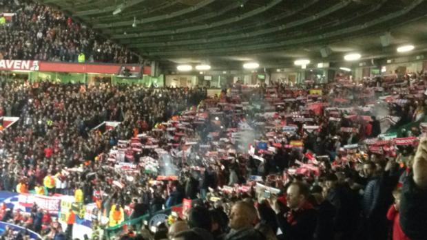 Así fue la fiesta de la afición del Sevilla en Old Trafford