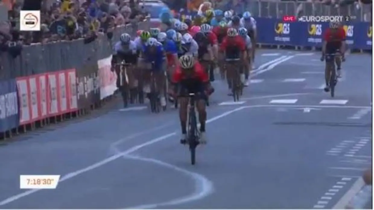 Vincenzo Nibali cruza la meta como ganador de la Milán-San Remo