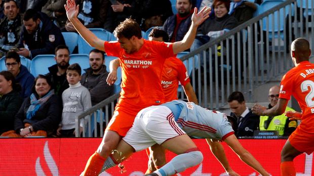 Hugo Mallo explota contra los silbidos de la afición del Celta