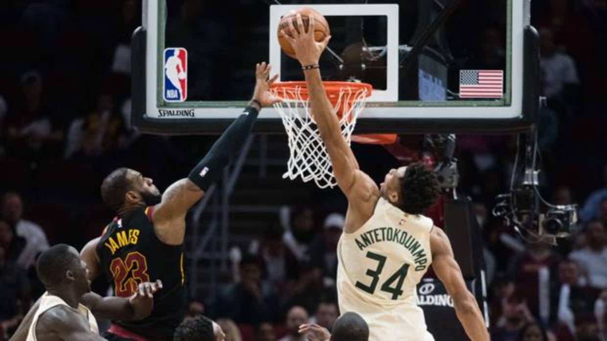 LeBron James y Giannis Antetokounmpo, durante el partido